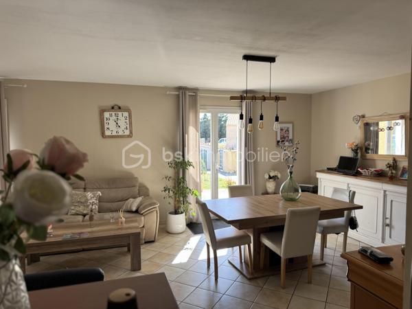 À seulement 3 minutes de Lézignan-Corbières, découvrez cette charmante villa de plain-pied offrant un cadre de vie privilégié, alliant confort moderne, économies d'énergie et extérieurs soignés. Implantée sur une belle parcelle clôturée de 966 m² environ, cette propriété séduira les familles en quête d'espace et de tranquillité.
D'une surface habitable d'environ 105 m², la maison s'ouvre sur une agréable entrée avec placard et WC indépendant. Vous serez immédiatement conquis par sa vaste pièce de vie de plus de 42 m² baignée de lumière, composée d'un séjour convivial et d'une cuisine aménagée et équipée. Cet espace s'ouvre directement sur une grande terrasse d'environ 40 m² et l'espace piscine, invitant à profiter pleinement des beaux jours.
L'espace nuit comprend trois chambres confortables avec placards intégrés, un bureau idéal pour le télétravail ou une chambre d'appoint, ainsi qu'une salle de bains équipée à la fois d'une baignoire et d'une douche.
À l'extérieur, tout a été pensé pour votre confort : piscine avec liner tout neuf, terrain entièrement clôturé, garage, local de rangement en dur, barbecue et espaces de détente. L'exposition sud-ouest garantit une belle luminosité tout au long de la journée.
Cette villa bénéficie également de prestations recherchées : climatisation réversible, double vitrage, portail automatique, fibre optique, adoucisseur d'eau récent, cumulus thermodynamique et panneaux photovoltaïques permettant de réduire significativement les dépenses énergétiques.
Située dans un village agréable et dynamique à proximité immédiate de Lézignan-Corbières, vous profiterez d'un environnement calme tout en restant proche des écoles, transports et commodités du quotidien.
Une maison clé en main, parfaitement entretenue, où il ne vous reste plus qu'à poser vos valises.
Une visite s'impose ! Contactez moi dès maintenant pour découvrir ce bien rare sur le secteur.