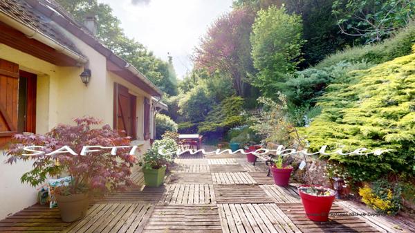 Maison individuelle non mitoyenne de 115m2 habitables - 3/4 chambres - sous-sol total sur 1446m2 de terrain entièrement arboré et paysagé .