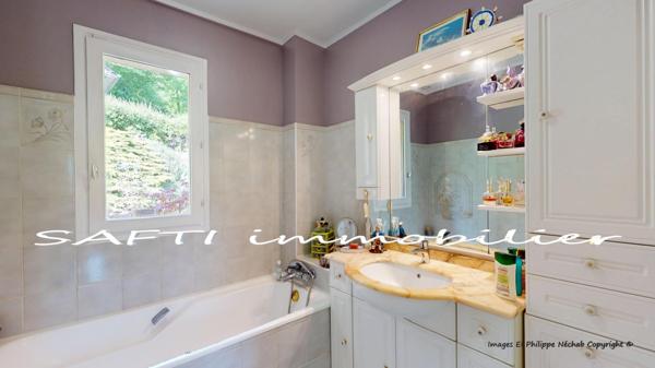 Maison individuelle non mitoyenne de 115m2 habitables - 3/4 chambres - sous-sol total sur 1446m2 de terrain entièrement arboré et paysagé .