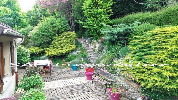 Maison individuelle non mitoyenne de 115m2 habitables - 3/4 chambres - sous-sol total sur 1446m2 de terrain entièrement arboré et paysagé .