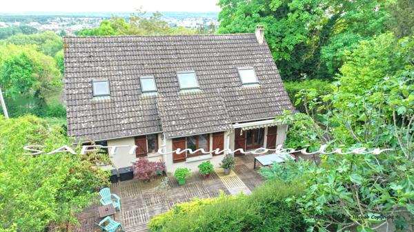 Maison individuelle non mitoyenne de 115m2 habitables - 3/4 chambres - sous-sol total sur 1446m2 de terrain entièrement arboré et paysagé .