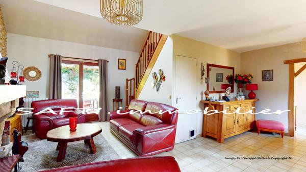 Maison individuelle non mitoyenne de 115m2 habitables - 3/4 chambres - sous-sol total sur 1446m2 de terrain entièrement arboré et paysagé .