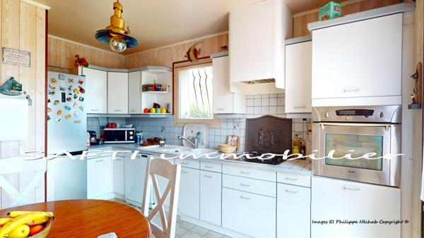 Maison individuelle non mitoyenne de 115m2 habitables - 3/4 chambres - sous-sol total sur 1446m2 de terrain entièrement arboré et paysagé .