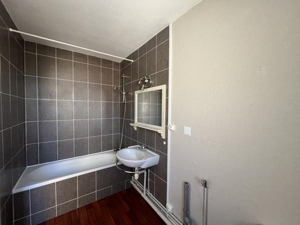 Appartement à louer 681 € CC Bordeaux 2 p 46 m² DPE E