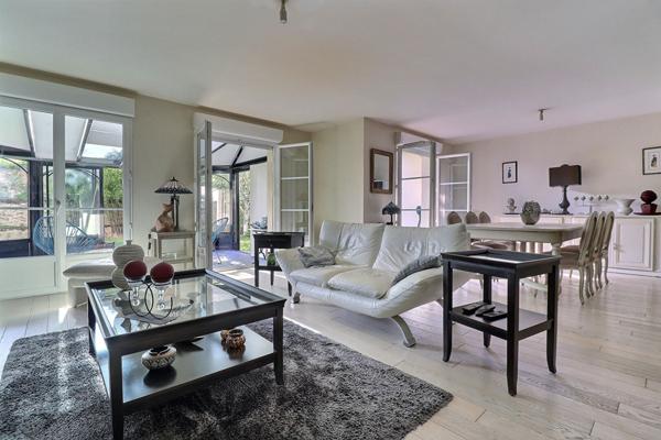 Appartement avec jardin 4 pièce(s) 132 m2 Carrez+ Véranda de 19m² + deux places de parking