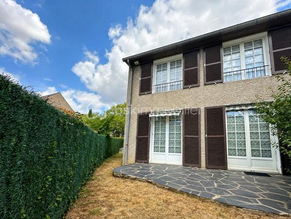 Au sein d'un secteur recherché, calme et sécurisé, venez découvrir cette jolie maison de 6 pièces.

Vous trouverez une entrée avec placard menant vers un joli séjour lumineux avec accès au jardin. Une superbe cuisine fermée, aménagée et équipée.

Un WC avec lave mains, ainsi qu'un accès au garage.

A l'étage : vous trouverez 3 belles et grandes chambres, toutes avec placards intégrés dont une avec sa salle d'eau privative.

Salle de bain avec WC.

Au deuxième étage, une très belle et grande chambre pouvant être divisée en deux chambres ou un bureau.

Édifiée sur un terrain de 171m², vous pourrez profiter des beaux jours dans un joli jardin.

Possibilité de stationner vos véhicules au sein de la propriété.

Proche toutes commodités, écoles, commerces de proximité...
Rare sur le secteur, une visite s'impose ! Contactez-moi je suis disponible 7/7j.