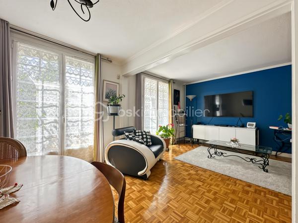 Au sein d'un secteur recherché, calme et sécurisé, venez découvrir cette jolie maison de 6 pièces.

Vous trouverez une entrée avec placard menant vers un joli séjour lumineux avec accès au jardin. Une superbe cuisine fermée, aménagée et équipée.

Un WC avec lave mains, ainsi qu'un accès au garage.

A l'étage : vous trouverez 3 belles et grandes chambres, toutes avec placards intégrés dont une avec sa salle d'eau privative.

Salle de bain avec WC.

Au deuxième étage, une très belle et grande chambre pouvant être divisée en deux chambres ou un bureau.

Édifiée sur un terrain de 171m², vous pourrez profiter des beaux jours dans un joli jardin.

Possibilité de stationner vos véhicules au sein de la propriété.

Proche toutes commodités, écoles, commerces de proximité...
Rare sur le secteur, une visite s'impose ! Contactez-moi je suis disponible 7/7j.