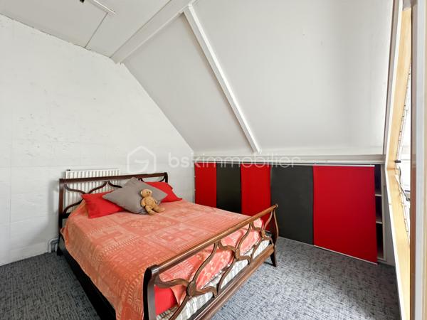 Au sein d'un secteur recherché, calme et sécurisé, venez découvrir cette jolie maison de 6 pièces.

Vous trouverez une entrée avec placard menant vers un joli séjour lumineux avec accès au jardin. Une superbe cuisine fermée, aménagée et équipée.

Un WC avec lave mains, ainsi qu'un accès au garage.

A l'étage : vous trouverez 3 belles et grandes chambres, toutes avec placards intégrés dont une avec sa salle d'eau privative.

Salle de bain avec WC.

Au deuxième étage, une très belle et grande chambre pouvant être divisée en deux chambres ou un bureau.

Édifiée sur un terrain de 171m², vous pourrez profiter des beaux jours dans un joli jardin.

Possibilité de stationner vos véhicules au sein de la propriété.

Proche toutes commodités, écoles, commerces de proximité...
Rare sur le secteur, une visite s'impose ! Contactez-moi je suis disponible 7/7j.