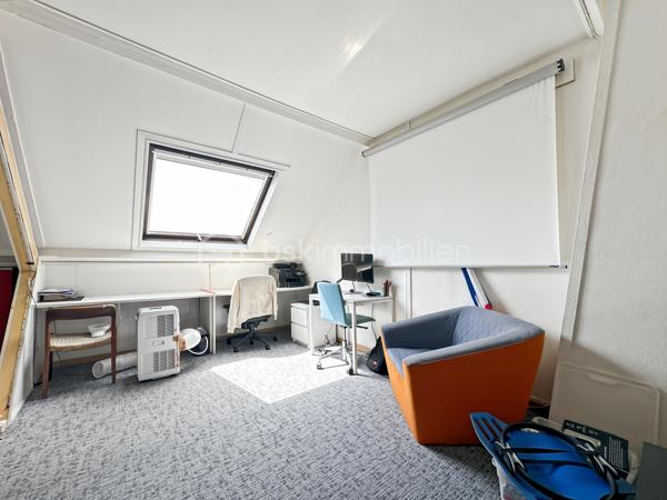 Au sein d'un secteur recherché, calme et sécurisé, venez découvrir cette jolie maison de 6 pièces.

Vous trouverez une entrée avec placard menant vers un joli séjour lumineux avec accès au jardin. Une superbe cuisine fermée, aménagée et équipée.

Un WC avec lave mains, ainsi qu'un accès au garage.

A l'étage : vous trouverez 3 belles et grandes chambres, toutes avec placards intégrés dont une avec sa salle d'eau privative.

Salle de bain avec WC.

Au deuxième étage, une très belle et grande chambre pouvant être divisée en deux chambres ou un bureau.

Édifiée sur un terrain de 171m², vous pourrez profiter des beaux jours dans un joli jardin.

Possibilité de stationner vos véhicules au sein de la propriété.

Proche toutes commodités, écoles, commerces de proximité...
Rare sur le secteur, une visite s'impose ! Contactez-moi je suis disponible 7/7j.