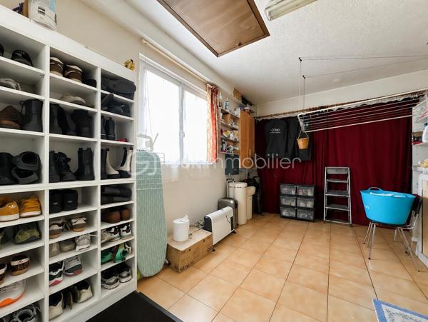 Au sein d'un secteur recherché, calme et sécurisé, venez découvrir cette jolie maison de 6 pièces.

Vous trouverez une entrée avec placard menant vers un joli séjour lumineux avec accès au jardin. Une superbe cuisine fermée, aménagée et équipée.

Un WC avec lave mains, ainsi qu'un accès au garage.

A l'étage : vous trouverez 3 belles et grandes chambres, toutes avec placards intégrés dont une avec sa salle d'eau privative.

Salle de bain avec WC.

Au deuxième étage, une très belle et grande chambre pouvant être divisée en deux chambres ou un bureau.

Édifiée sur un terrain de 171m², vous pourrez profiter des beaux jours dans un joli jardin.

Possibilité de stationner vos véhicules au sein de la propriété.

Proche toutes commodités, écoles, commerces de proximité...
Rare sur le secteur, une visite s'impose ! Contactez-moi je suis disponible 7/7j.