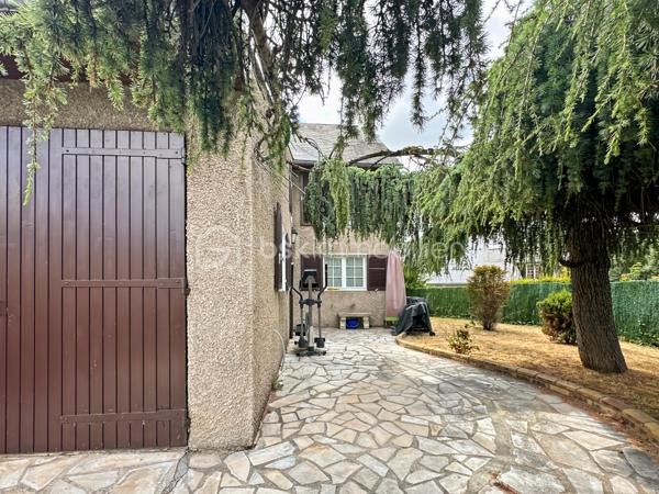 Au sein d'un secteur recherché, calme et sécurisé, venez découvrir cette jolie maison de 6 pièces.

Vous trouverez une entrée avec placard menant vers un joli séjour lumineux avec accès au jardin. Une superbe cuisine fermée, aménagée et équipée.

Un WC avec lave mains, ainsi qu'un accès au garage.

A l'étage : vous trouverez 3 belles et grandes chambres, toutes avec placards intégrés dont une avec sa salle d'eau privative.

Salle de bain avec WC.

Au deuxième étage, une très belle et grande chambre pouvant être divisée en deux chambres ou un bureau.

Édifiée sur un terrain de 171m², vous pourrez profiter des beaux jours dans un joli jardin.

Possibilité de stationner vos véhicules au sein de la propriété.

Proche toutes commodités, écoles, commerces de proximité...
Rare sur le secteur, une visite s'impose ! Contactez-moi je suis disponible 7/7j.