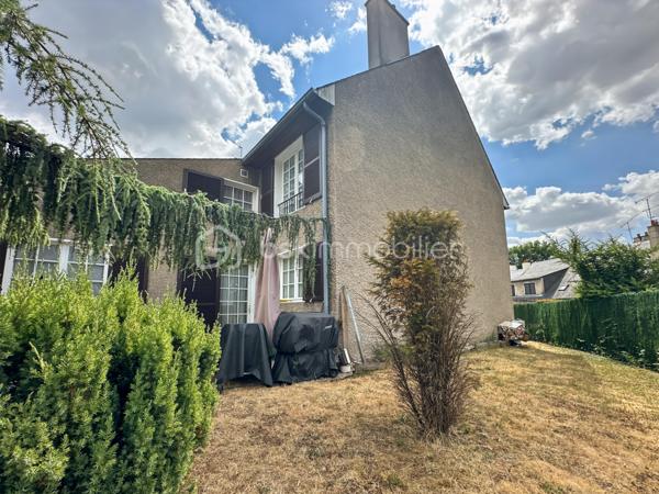 Au sein d'un secteur recherché, calme et sécurisé, venez découvrir cette jolie maison de 6 pièces.

Vous trouverez une entrée avec placard menant vers un joli séjour lumineux avec accès au jardin. Une superbe cuisine fermée, aménagée et équipée.

Un WC avec lave mains, ainsi qu'un accès au garage.

A l'étage : vous trouverez 3 belles et grandes chambres, toutes avec placards intégrés dont une avec sa salle d'eau privative.

Salle de bain avec WC.

Au deuxième étage, une très belle et grande chambre pouvant être divisée en deux chambres ou un bureau.

Édifiée sur un terrain de 171m², vous pourrez profiter des beaux jours dans un joli jardin.

Possibilité de stationner vos véhicules au sein de la propriété.

Proche toutes commodités, écoles, commerces de proximité...
Rare sur le secteur, une visite s'impose ! Contactez-moi je suis disponible 7/7j.