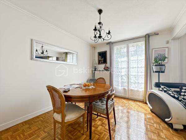 Au sein d'un secteur recherché, calme et sécurisé, venez découvrir cette jolie maison de 6 pièces.

Vous trouverez une entrée avec placard menant vers un joli séjour lumineux avec accès au jardin. Une superbe cuisine fermée, aménagée et équipée.

Un WC avec lave mains, ainsi qu'un accès au garage.

A l'étage : vous trouverez 3 belles et grandes chambres, toutes avec placards intégrés dont une avec sa salle d'eau privative.

Salle de bain avec WC.

Au deuxième étage, une très belle et grande chambre pouvant être divisée en deux chambres ou un bureau.

Édifiée sur un terrain de 171m², vous pourrez profiter des beaux jours dans un joli jardin.

Possibilité de stationner vos véhicules au sein de la propriété.

Proche toutes commodités, écoles, commerces de proximité...
Rare sur le secteur, une visite s'impose ! Contactez-moi je suis disponible 7/7j.
