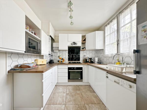 Au sein d'un secteur recherché, calme et sécurisé, venez découvrir cette jolie maison de 6 pièces.

Vous trouverez une entrée avec placard menant vers un joli séjour lumineux avec accès au jardin. Une superbe cuisine fermée, aménagée et équipée.

Un WC avec lave mains, ainsi qu'un accès au garage.

A l'étage : vous trouverez 3 belles et grandes chambres, toutes avec placards intégrés dont une avec sa salle d'eau privative.

Salle de bain avec WC.

Au deuxième étage, une très belle et grande chambre pouvant être divisée en deux chambres ou un bureau.

Édifiée sur un terrain de 171m², vous pourrez profiter des beaux jours dans un joli jardin.

Possibilité de stationner vos véhicules au sein de la propriété.

Proche toutes commodités, écoles, commerces de proximité...
Rare sur le secteur, une visite s'impose ! Contactez-moi je suis disponible 7/7j.