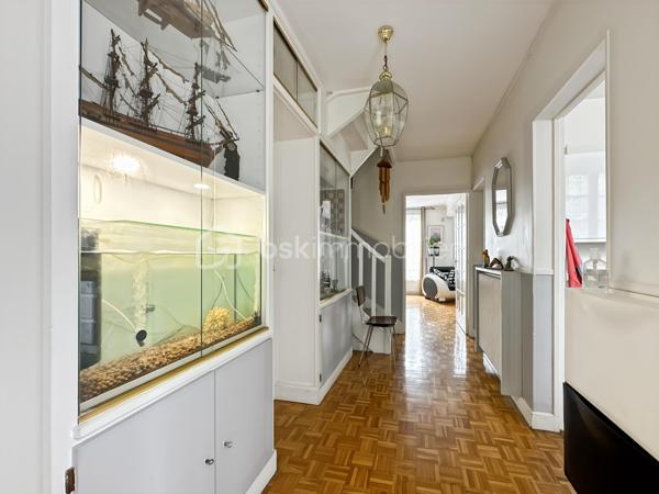 Au sein d'un secteur recherché, calme et sécurisé, venez découvrir cette jolie maison de 6 pièces.

Vous trouverez une entrée avec placard menant vers un joli séjour lumineux avec accès au jardin. Une superbe cuisine fermée, aménagée et équipée.

Un WC avec lave mains, ainsi qu'un accès au garage.

A l'étage : vous trouverez 3 belles et grandes chambres, toutes avec placards intégrés dont une avec sa salle d'eau privative.

Salle de bain avec WC.

Au deuxième étage, une très belle et grande chambre pouvant être divisée en deux chambres ou un bureau.

Édifiée sur un terrain de 171m², vous pourrez profiter des beaux jours dans un joli jardin.

Possibilité de stationner vos véhicules au sein de la propriété.

Proche toutes commodités, écoles, commerces de proximité...
Rare sur le secteur, une visite s'impose ! Contactez-moi je suis disponible 7/7j.