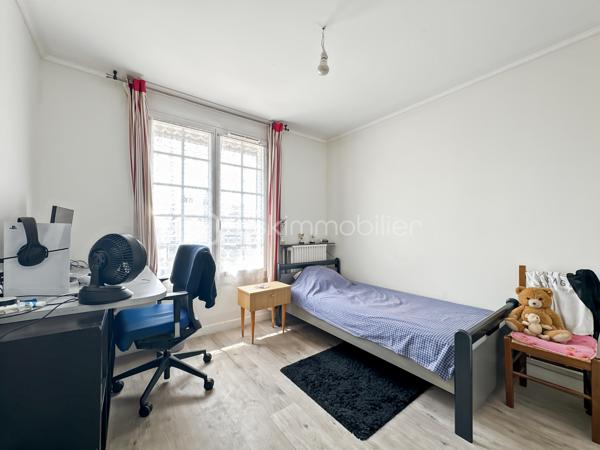 Au sein d'un secteur recherché, calme et sécurisé, venez découvrir cette jolie maison de 6 pièces.

Vous trouverez une entrée avec placard menant vers un joli séjour lumineux avec accès au jardin. Une superbe cuisine fermée, aménagée et équipée.

Un WC avec lave mains, ainsi qu'un accès au garage.

A l'étage : vous trouverez 3 belles et grandes chambres, toutes avec placards intégrés dont une avec sa salle d'eau privative.

Salle de bain avec WC.

Au deuxième étage, une très belle et grande chambre pouvant être divisée en deux chambres ou un bureau.

Édifiée sur un terrain de 171m², vous pourrez profiter des beaux jours dans un joli jardin.

Possibilité de stationner vos véhicules au sein de la propriété.

Proche toutes commodités, écoles, commerces de proximité...
Rare sur le secteur, une visite s'impose ! Contactez-moi je suis disponible 7/7j.