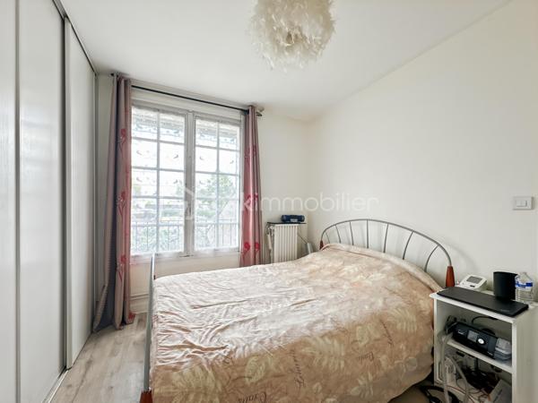 Au sein d'un secteur recherché, calme et sécurisé, venez découvrir cette jolie maison de 6 pièces.

Vous trouverez une entrée avec placard menant vers un joli séjour lumineux avec accès au jardin. Une superbe cuisine fermée, aménagée et équipée.

Un WC avec lave mains, ainsi qu'un accès au garage.

A l'étage : vous trouverez 3 belles et grandes chambres, toutes avec placards intégrés dont une avec sa salle d'eau privative.

Salle de bain avec WC.

Au deuxième étage, une très belle et grande chambre pouvant être divisée en deux chambres ou un bureau.

Édifiée sur un terrain de 171m², vous pourrez profiter des beaux jours dans un joli jardin.

Possibilité de stationner vos véhicules au sein de la propriété.

Proche toutes commodités, écoles, commerces de proximité...
Rare sur le secteur, une visite s'impose ! Contactez-moi je suis disponible 7/7j.