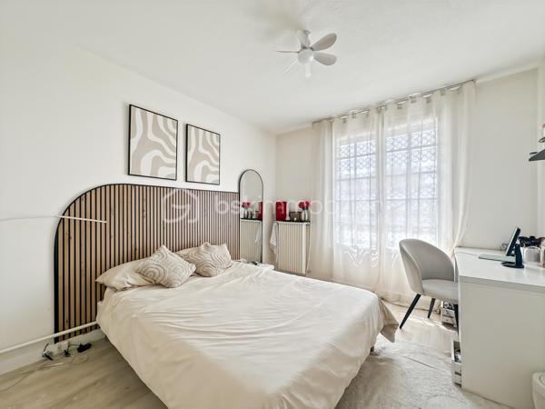 Au sein d'un secteur recherché, calme et sécurisé, venez découvrir cette jolie maison de 6 pièces.

Vous trouverez une entrée avec placard menant vers un joli séjour lumineux avec accès au jardin. Une superbe cuisine fermée, aménagée et équipée.

Un WC avec lave mains, ainsi qu'un accès au garage.

A l'étage : vous trouverez 3 belles et grandes chambres, toutes avec placards intégrés dont une avec sa salle d'eau privative.

Salle de bain avec WC.

Au deuxième étage, une très belle et grande chambre pouvant être divisée en deux chambres ou un bureau.

Édifiée sur un terrain de 171m², vous pourrez profiter des beaux jours dans un joli jardin.

Possibilité de stationner vos véhicules au sein de la propriété.

Proche toutes commodités, écoles, commerces de proximité...
Rare sur le secteur, une visite s'impose ! Contactez-moi je suis disponible 7/7j.