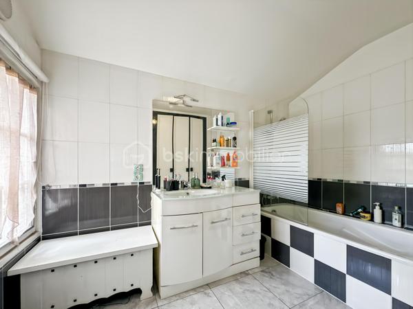 Au sein d'un secteur recherché, calme et sécurisé, venez découvrir cette jolie maison de 6 pièces.

Vous trouverez une entrée avec placard menant vers un joli séjour lumineux avec accès au jardin. Une superbe cuisine fermée, aménagée et équipée.

Un WC avec lave mains, ainsi qu'un accès au garage.

A l'étage : vous trouverez 3 belles et grandes chambres, toutes avec placards intégrés dont une avec sa salle d'eau privative.

Salle de bain avec WC.

Au deuxième étage, une très belle et grande chambre pouvant être divisée en deux chambres ou un bureau.

Édifiée sur un terrain de 171m², vous pourrez profiter des beaux jours dans un joli jardin.

Possibilité de stationner vos véhicules au sein de la propriété.

Proche toutes commodités, écoles, commerces de proximité...
Rare sur le secteur, une visite s'impose ! Contactez-moi je suis disponible 7/7j.