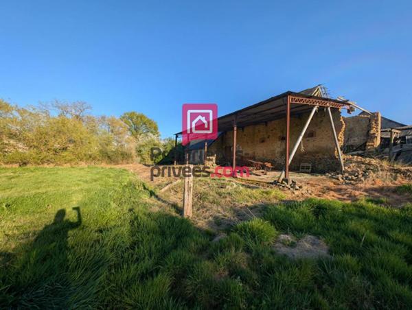 Maison en pierre avec marre à rénover