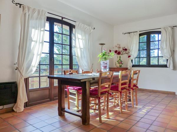 Maison familiale 222 m² avec piscine et jardin paysager à Bandol – Quartier résidentiel recherché