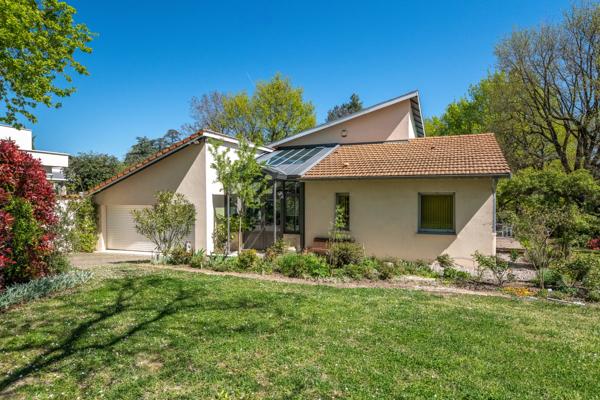 Proche tennis à Charbonnières - parcelle 2000m² - maison 230m² - 5 chambres - grand garage