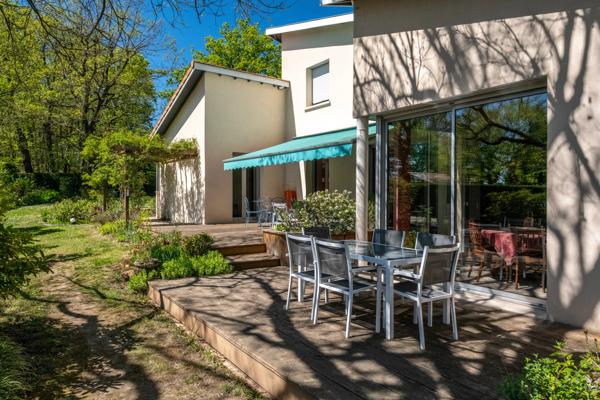 Proche tennis à Charbonnières - parcelle 2000m² - maison 230m² - 5 chambres - grand garage