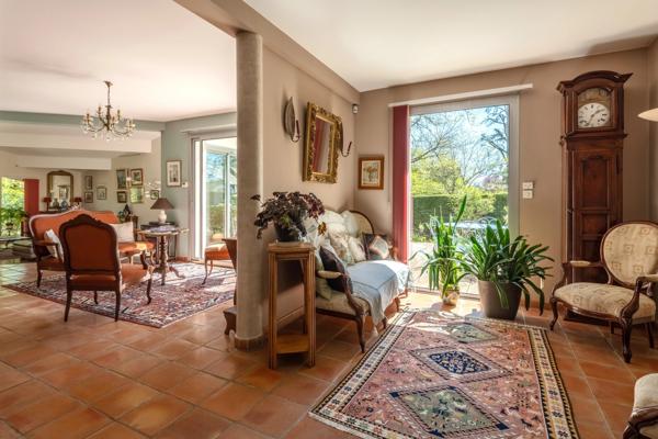 Proche tennis à Charbonnières - parcelle 2000m² - maison 230m² - 5 chambres - grand garage