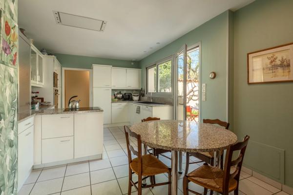 Proche tennis à Charbonnières - parcelle 2000m² - maison 230m² - 5 chambres - grand garage