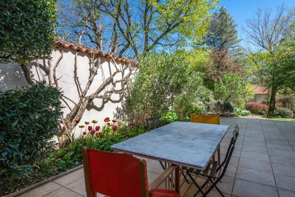 Proche tennis à Charbonnières - parcelle 2000m² - maison 230m² - 5 chambres - grand garage