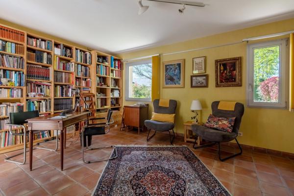Proche tennis à Charbonnières - parcelle 2000m² - maison 230m² - 5 chambres - grand garage