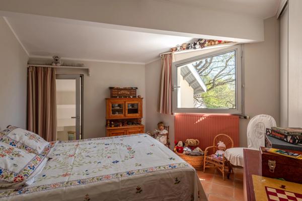 Proche tennis à Charbonnières - parcelle 2000m² - maison 230m² - 5 chambres - grand garage