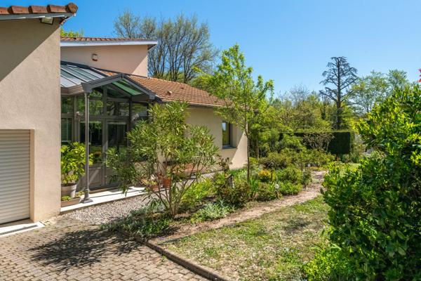 Proche tennis à Charbonnières - parcelle 2000m² - maison 230m² - 5 chambres - grand garage