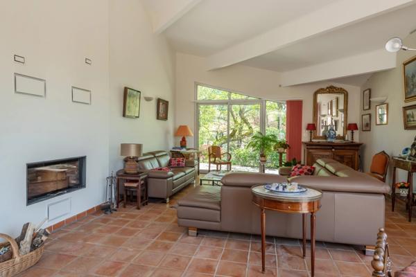 Proche tennis à Charbonnières - parcelle 2000m² - maison 230m² - 5 chambres - grand garage