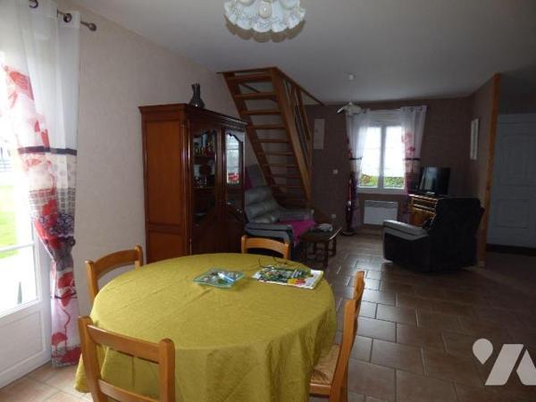 Pavillon construit en parpaings sous tuiles, comprenant :
Au rez-de-chaussée : séjour-salon, c...