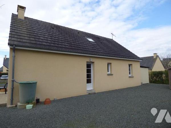 Pavillon construit en parpaings sous tuiles, comprenant :
Au rez-de-chaussée : séjour-salon, c...