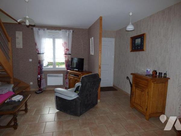 Pavillon construit en parpaings sous tuiles, comprenant :
Au rez-de-chaussée : séjour-salon, c...