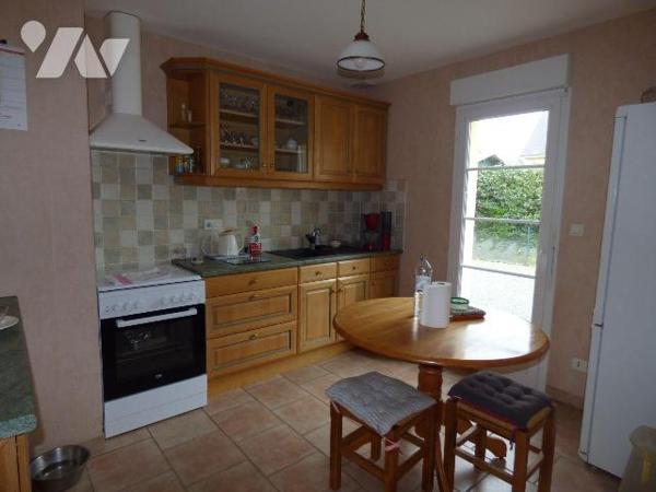 Pavillon construit en parpaings sous tuiles, comprenant :
Au rez-de-chaussée : séjour-salon, c...