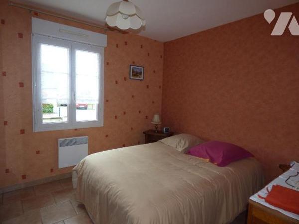 Pavillon construit en parpaings sous tuiles, comprenant :
Au rez-de-chaussée : séjour-salon, c...