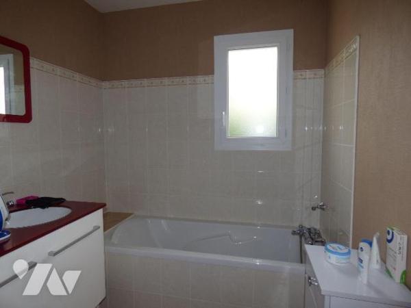 Pavillon construit en parpaings sous tuiles, comprenant :
Au rez-de-chaussée : séjour-salon, c...