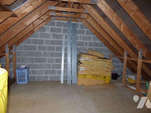 Pavillon construit en parpaings sous tuiles, comprenant :
Au rez-de-chaussée : séjour-salon, c...