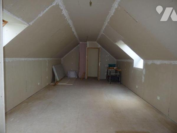 Pavillon construit en parpaings sous tuiles, comprenant :
Au rez-de-chaussée : séjour-salon, c...