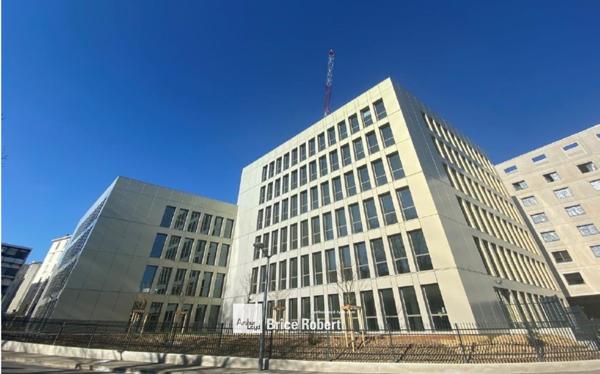 Bureaux à louer à Lyon 9 avec terrasse commune et parkings disponibles