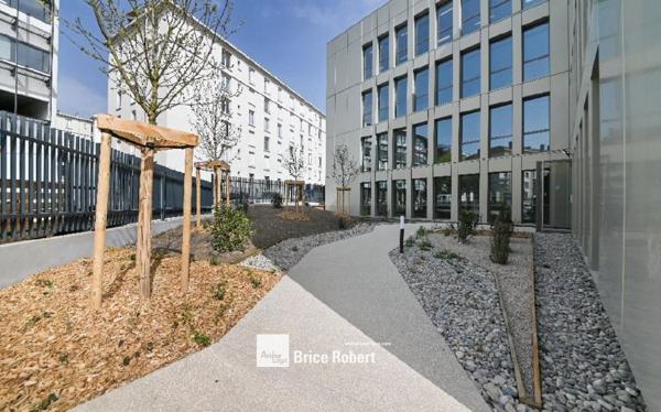 Bureaux à louer à Lyon 9 avec terrasse commune et parkings disponibles