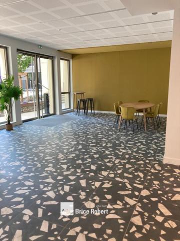 Bureaux à louer à Lyon 9 avec terrasse commune et parkings disponibles
