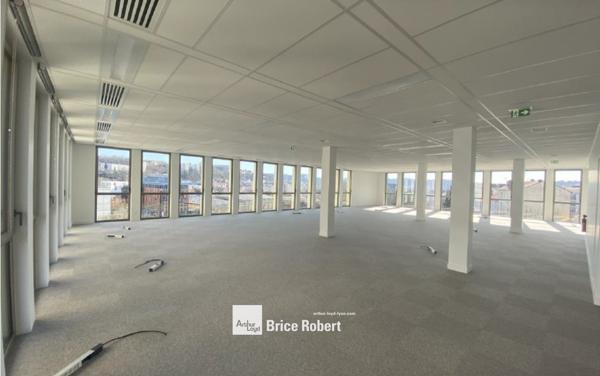 Bureaux à louer à Lyon 9 avec terrasse commune et parkings disponibles
