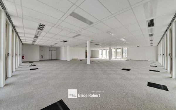 Bureaux à louer à Lyon 9 avec terrasse commune et parkings disponibles