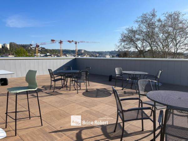 Bureaux à louer à Lyon 9 avec terrasse commune et parkings disponibles