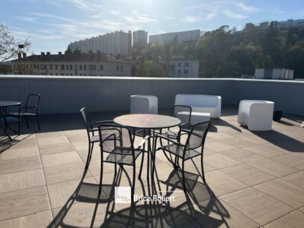 Bureaux à louer à Lyon 9 avec terrasse commune et parkings disponibles