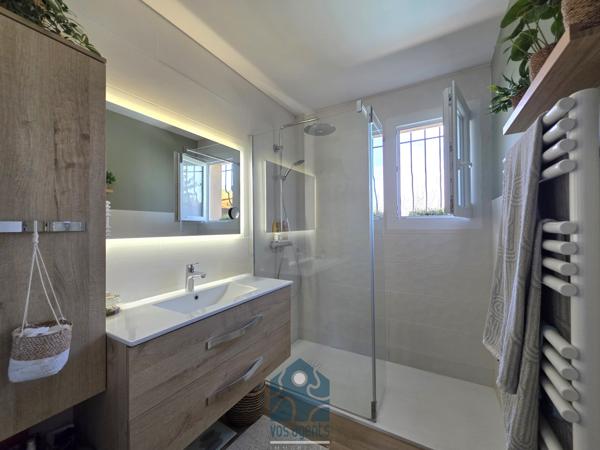 Maison individuelle de plain-pied 4 pièces avec piscine, terrasses, garage et jardin